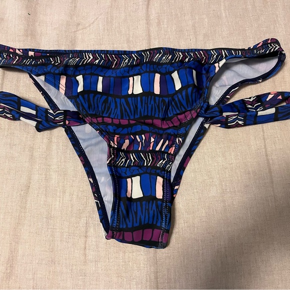 New Sexy Cut Out Bikini. Never Worn. - Picture 9 of 10